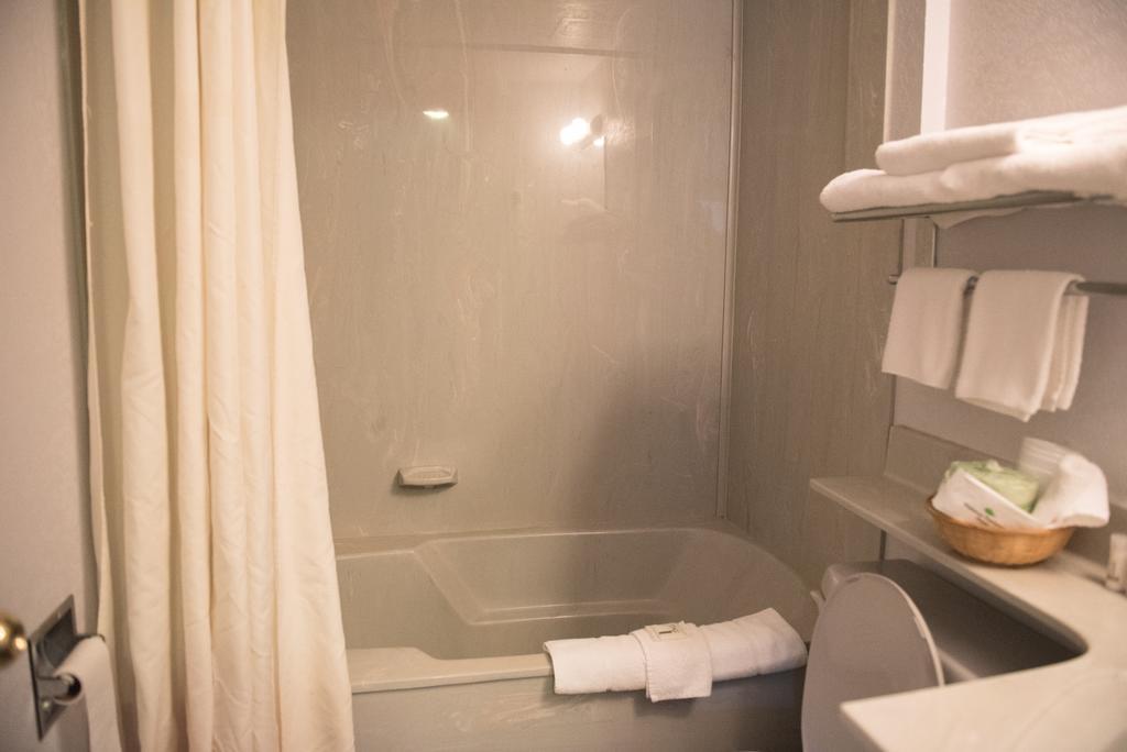 Radium Park Motel 3*