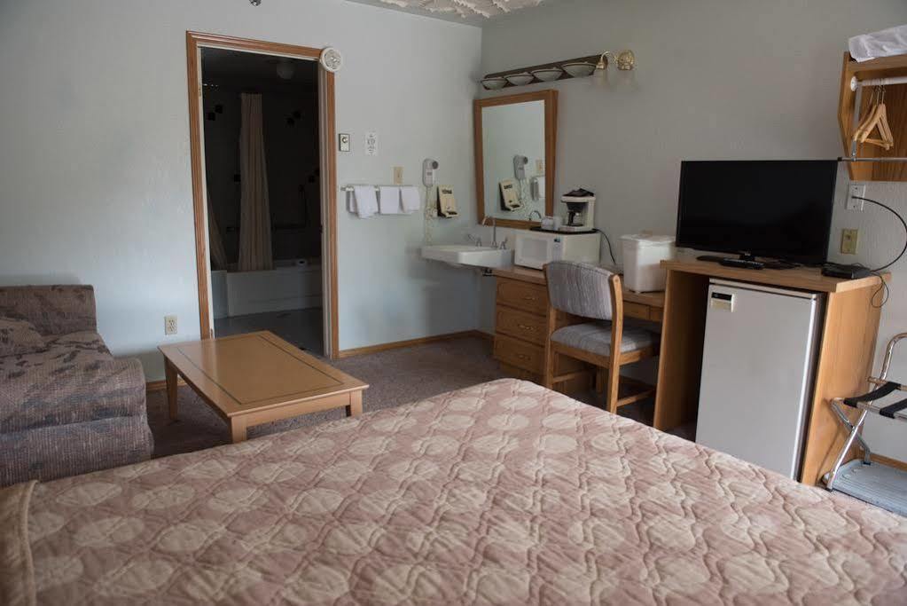 Radium Park Motel 3*
