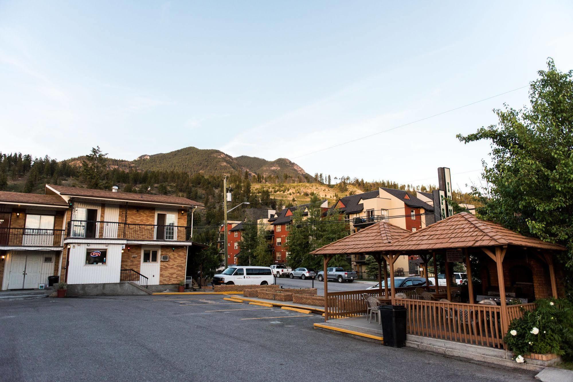 Radium Park Motel 3*
