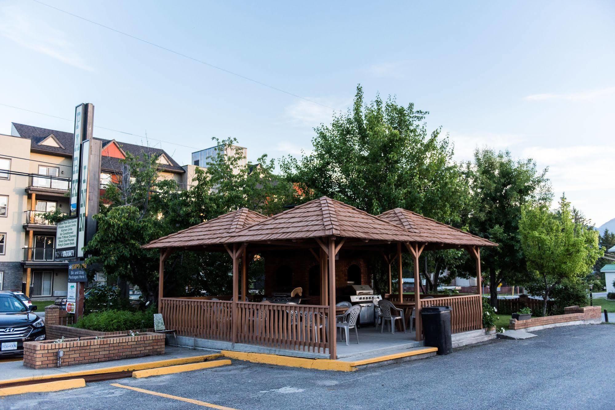 Radium Park Motel 3*